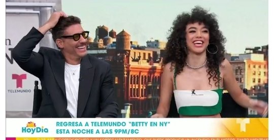 Lorenapaixxao's tweet photo. Olha eles! Sim sao eles 🇧🇷!!🤧🤗😍👓🗽🐻🍎 se los extrañaba mucho! ❤❤❤❤❤❤ amé  verlos hoy !!!! Son magia pura !💛✨ los amo mucho❤  beijos  do Brasil  @erickelias  @ElyferTorres!!!! 💚💛 lindosss😍❤ amo vocês!❤ https://t.co/tPNI1Nomdu