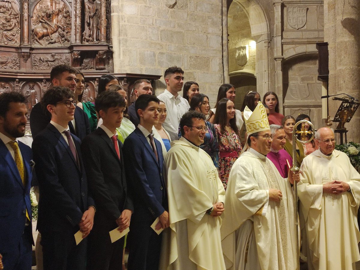 PUcaceres's tweet photo. El pasado día 4 de junio la pastoral universitaria presentó a un grupo de 20 jóvenes universitarios que recibieron el Sacramento de la Confirmación de manos del Obispo de Coria-Cáceres, D. Jesús Pulido en la Concatedral. https://t.co/o0pBdtttfj