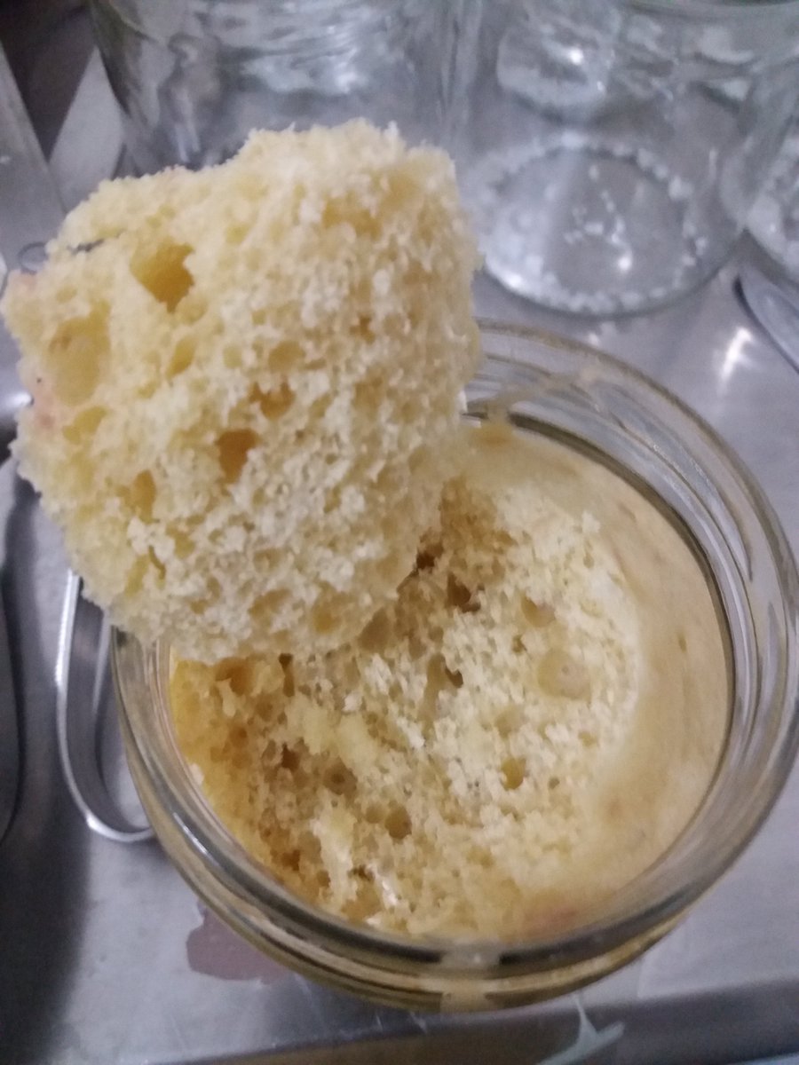 ElDaka22's tweet photo. te quejas de que el #panadero te lleva pan #frio y reseco??? aprende de los #preppers... y #enlata pan.. siempre #fresco.. dura un año sin refrigerar.... que #bimbo ni que la chingada... jajaja https://t.co/KrVrGuyCT9