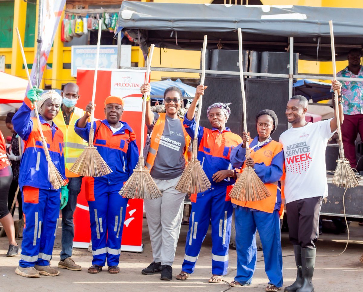 PruLifeGhana's tweet image. Supported by the students from Wisconsin Environment and Development Society, we amplified the message of ESG and the importance of environmental responsibility. Let's continue to protect our precious planet! #MarketCleanup #WorldEnvironmentDay #ESG #WisconsinEDS #Sustainability