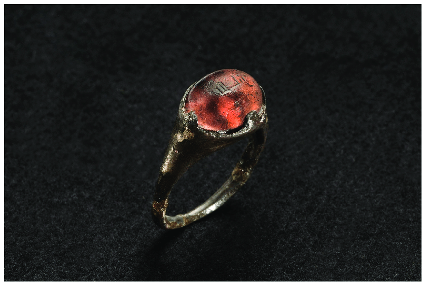 JustHistoryPost's tweet image. A ring found in Birka, Sweden, made in the 9th century. Made from silver and set with a coloured glass stone, it is inscribed with Arabic Kufic writing reading "for/to Allah". It is the only ring found at a Scandinavian archaeological site with Arabic writing #Vikings #history