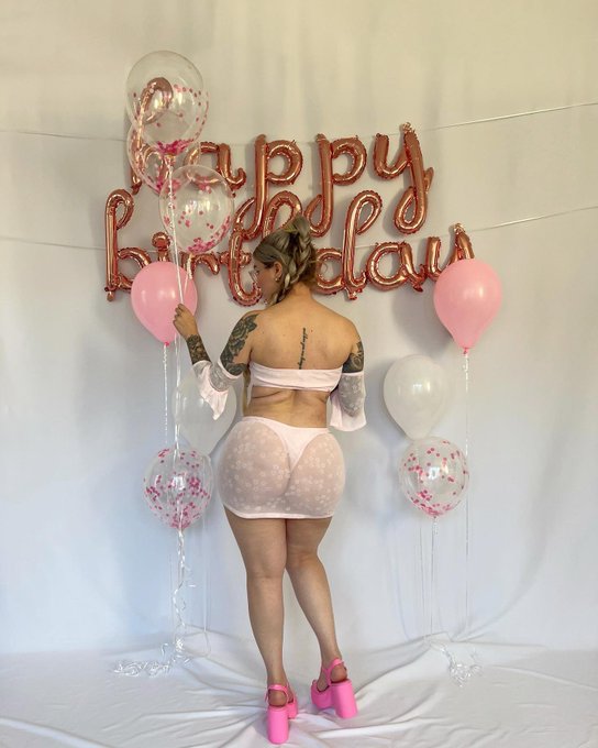 It&rsquo;s my birthday!!!!!!! 💗🥹🎉 https://t.co/mRRXZ0S6Kh