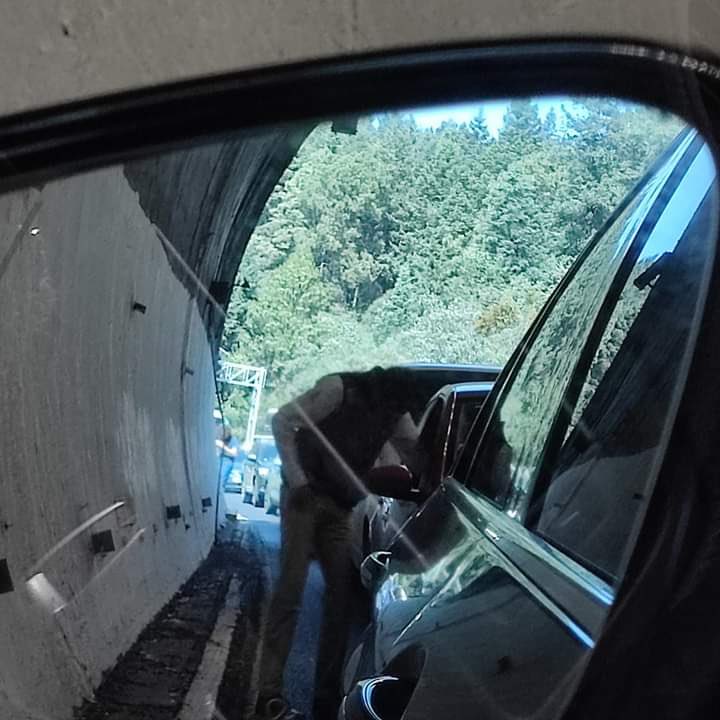 BoloBolanos's tweet photo. @lopezdoriga Están aprovechando el bloqueo para asaltar en el túnel tol/mex .. Por favor dar aviso a @guardianacional aquí la persona https://t.co/yhX3bFL6Pe