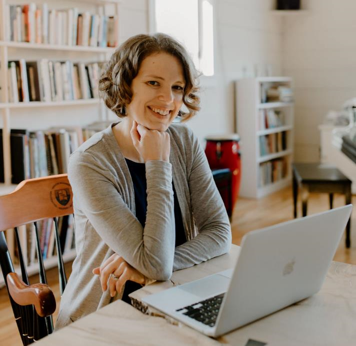 Our *online* spaces can feel just as messy as our physical ones &amp; cause just as much stress!

In our latest Special Edition, we geeked out with <a href="/lisajmch/">LISA McHenry</a> about how best to declutter our email inboxes, downloads folder, photo collections &amp; more!

Listen: thenewsworthy.com/shownotes/0603…