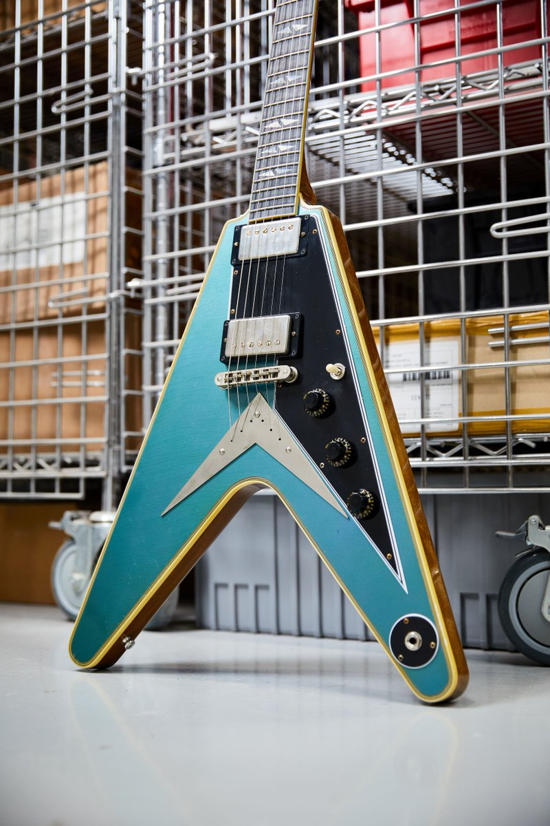 Soar through the week with this Flying V Custom - Pelham Blue Light Aged by the #MurphyLab If you like this guitar, let us know in the comments! 

#gibson #gibsoncustom #flyingv