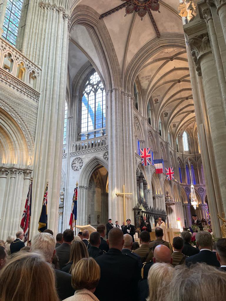 Émouvante cérémonie 🇬🇧 du #souvenir dans la magnifique cathédrale de #Bayeux 🇫🇷

Les soldats britanniques arrivèrent à #Bayeux le 7 juin et la ville devint, le temps de l’été 1944, la capitale symbolique des territoires libérés.
#JourJ79 #DDay79 #WW2 #2GM 
#LeCanadaseSouvient 🍁