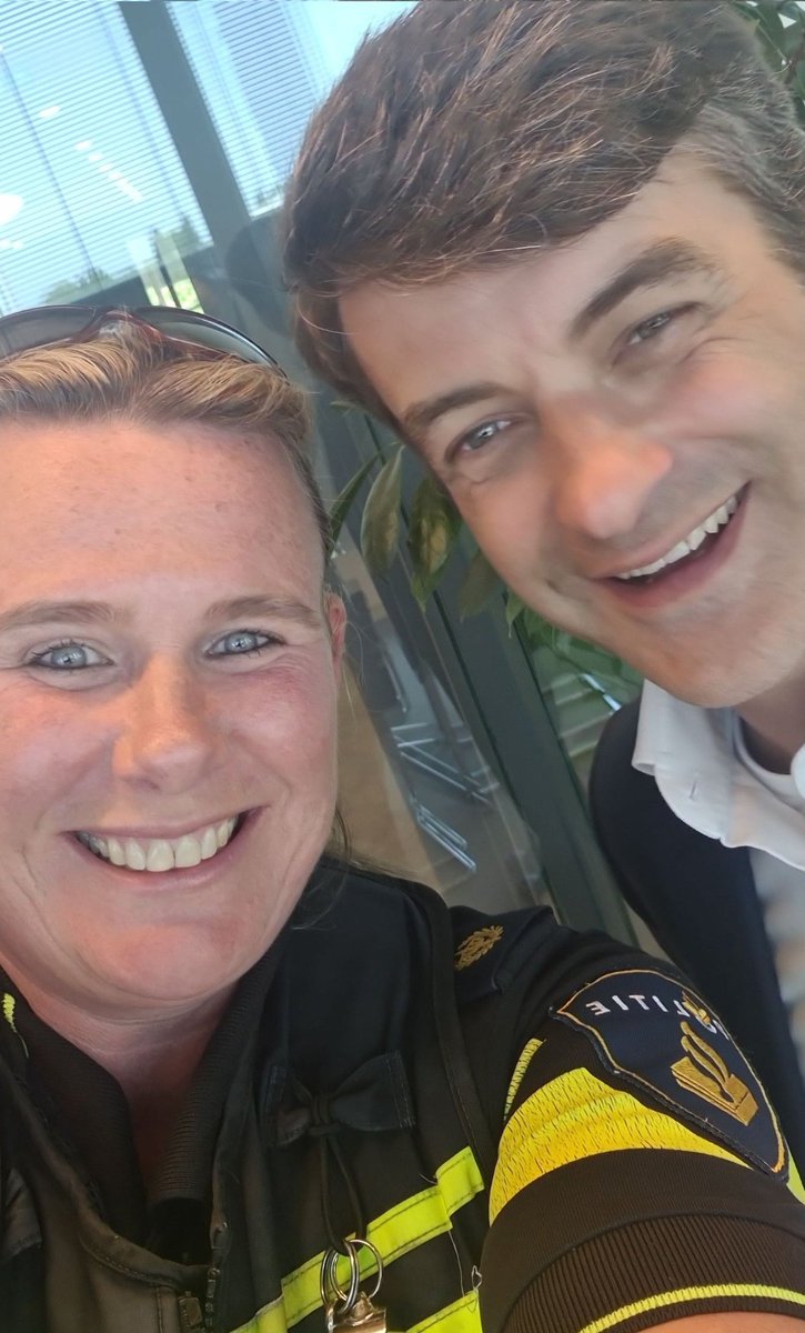 Vandaag afscheid genomen van burgemeester <a href="/Lansingerland/">Gem. Lansingerland</a> <a href="/pvandestadt/">Pieter van de Stadt</a> . Heb met veel plezier met hem samen gewerkt en ga hem zeker missen. Bedankt voor de vele jaren #samenwerking  we houden nog  contact  📞 daar ik nog  even blijf doorgaan met #politiekids <a href="/POL_MiddenSchie/">Politie Basisteam Midden-Schieland</a> 🌹