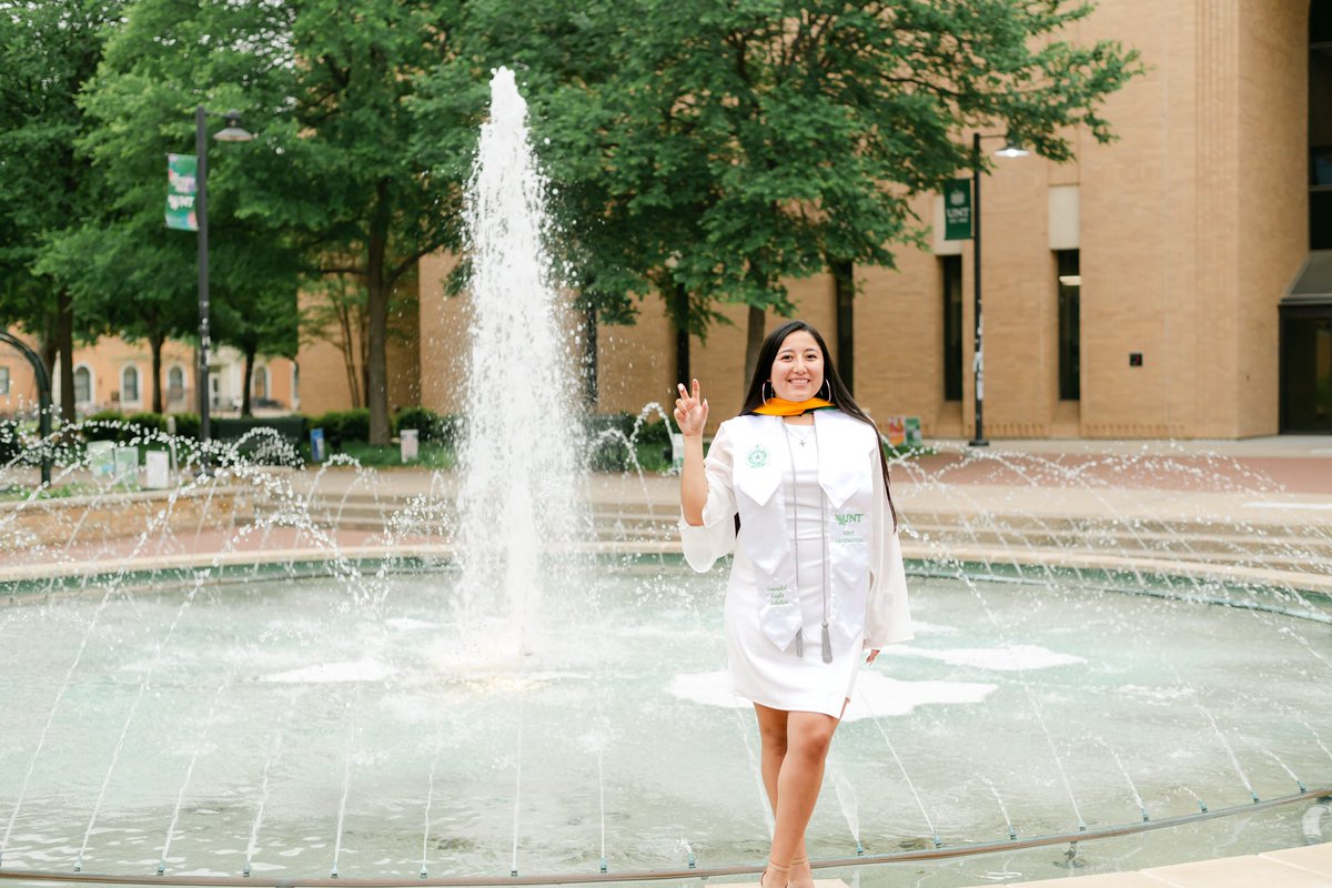 Lafia_01's tweet photo. 🤍 Chingona y con 2 Diplomas 🦅💚
¡ I did it!🎓 #MasteredIt #UNTAlumn https://t.co/W4I7uHna6g