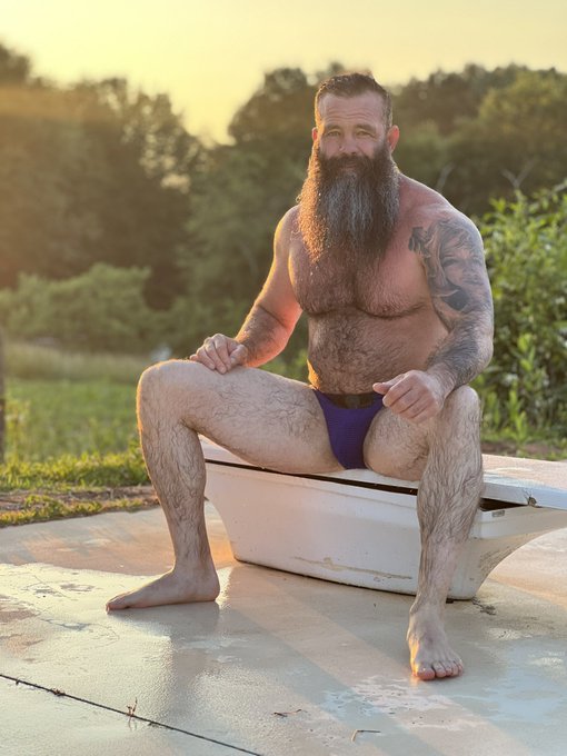 I wish I had friends to hang with in my pool!  Retweet if you’re down to have a party!? https://t.co