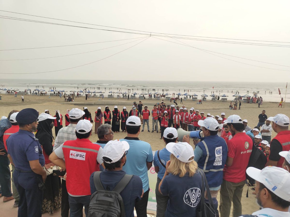 #BeatPlasticPollution 
#WorldEnvironmentDay2023  observed with a really, discussion, and beach cleaning events to create awareness. 
@ifrc @FAOBangladesh @UNDP_BD @BDRCS1 @RedCross  together with Department of Environment #Coxsbazar. Salute to @BDRCS1 volunteers.