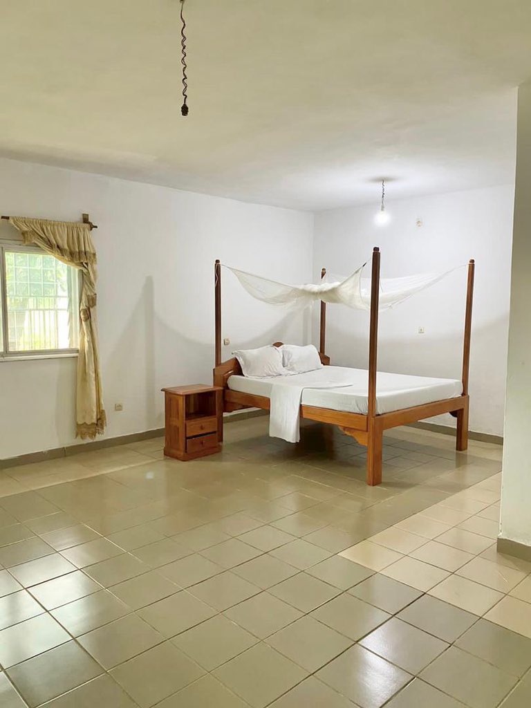 ian_Eballe's tweet image. Les amis Profitez d’un séjour agréable dans la ville de Kribi🏝☀️🏖🌊 à bas prix, nous vous offrons une villa de 4 chambres 🛏, 3 douches 🚿 , 1 salon, 1 cuisine, dans la clôture et sécurisée. 
Gardien 24h/24
Localisation: Ngoye réserve lieu dit carrefour Bakoko 

Un rt please