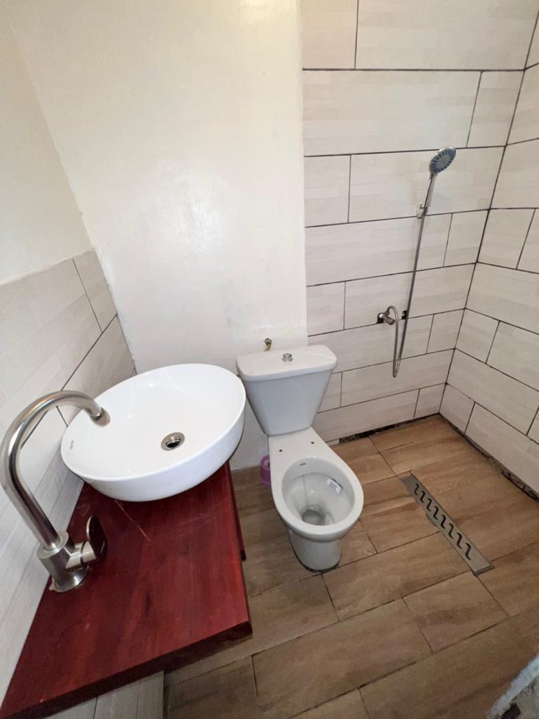 ian_Eballe's tweet image. Les amis Profitez d’un séjour agréable dans la ville de Kribi🏝☀️🏖🌊 à bas prix, nous vous offrons une villa de 4 chambres 🛏, 3 douches 🚿 , 1 salon, 1 cuisine, dans la clôture et sécurisée. 
Gardien 24h/24
Localisation: Ngoye réserve lieu dit carrefour Bakoko 

Un rt please