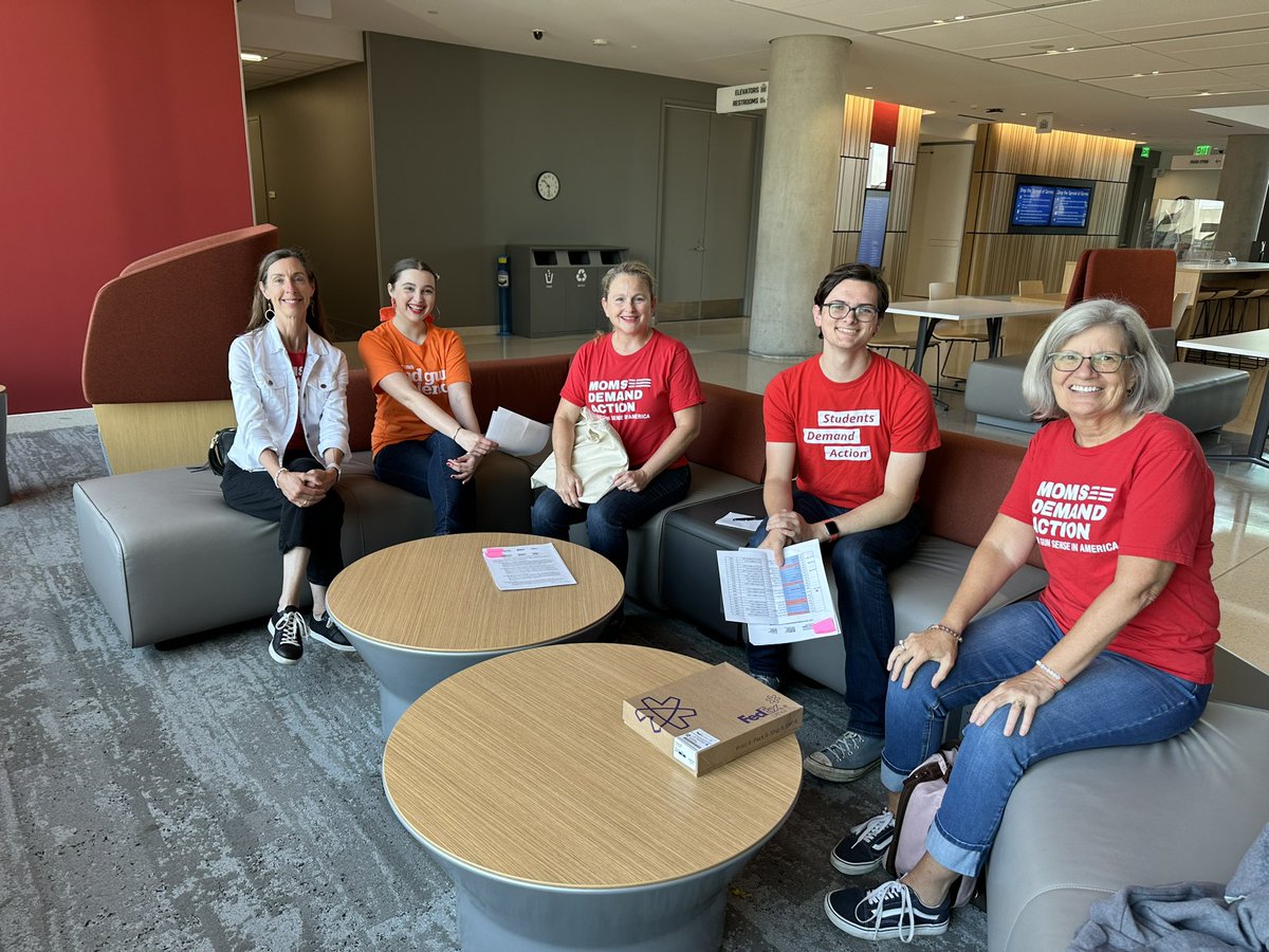 Bay Area @MomsDemand & @StudentsDemand volunteers are at the Capitol dropping off gun sense legislation info to lawmakers asking for support on #AB28 #SB2 #SB452 #AB301 #AB762 #SB241 #SB417 #AB1420 #AB1089 #AB732 #AB1483 #SB838 

We can #EndGunViolence 

@AsmJesseGabriel #CALeg