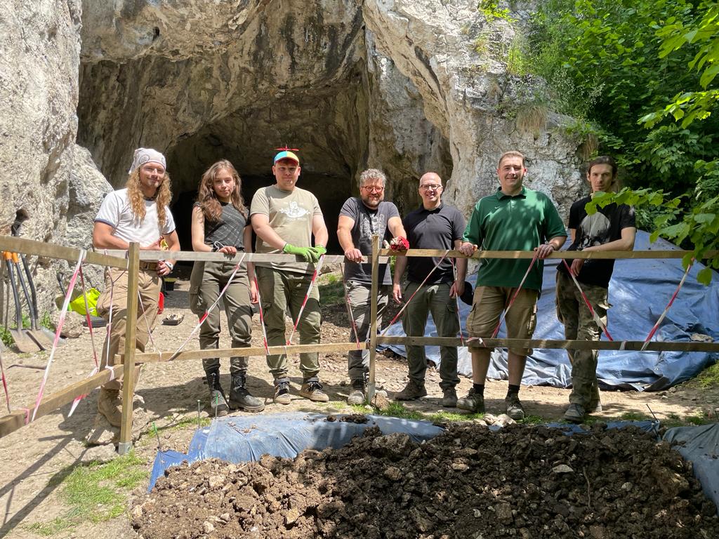 AndrePicin's tweet photo. Last day at Mamutowa Cave. After hundreds of finds, we look forward to returning next year to continue the exploration of the Pleistocene layers. We thank Heritage Manager Isa Mianowska and all the volunteers for their great work @DStefanski3 
@TheLeakeyFndtn @Ciamician_unibo https://t.co/l5Xds9SzK4