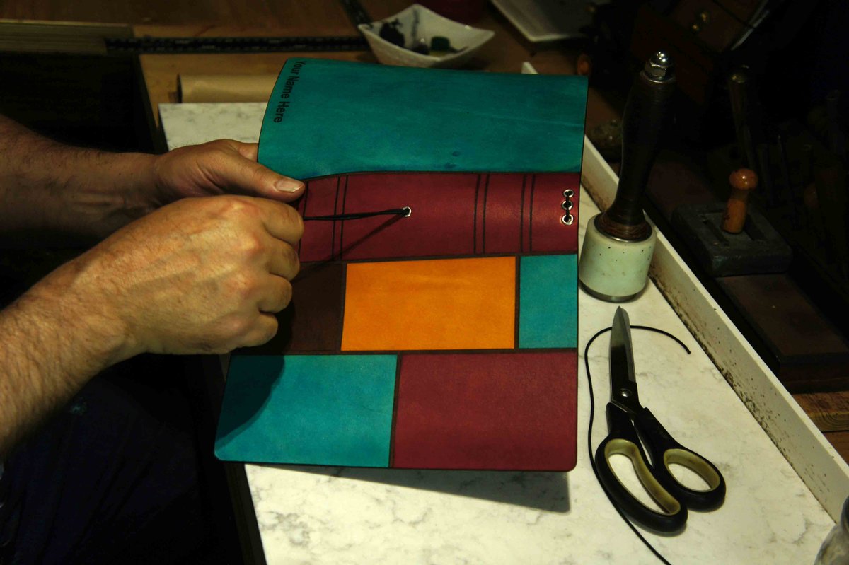 AltGuild's tweet image. “Mondrian” traveller’s notebook leather cover
In the mid 60s Piet Mondrian's art style hit the fashion world, It's the dress worn by Ms Fisher in“Ms Fisher’s Modern Murder Mysteries”That inspired me
#travelersnotebook
#travelersnote
#plannercommunity
#bulletjournal
#planneraddict