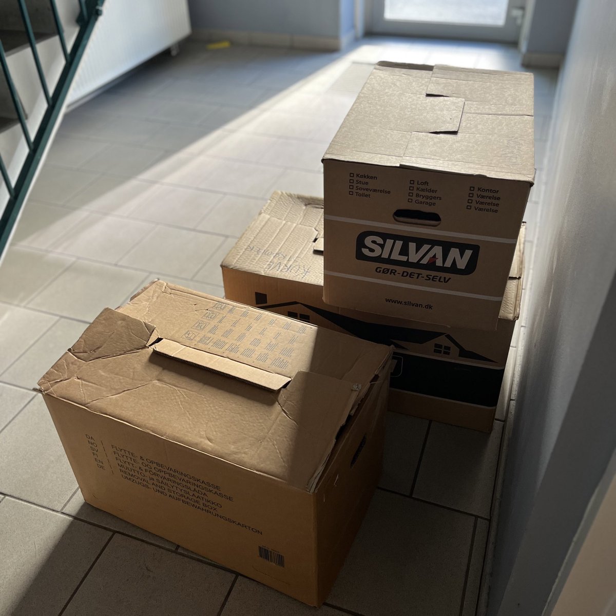 Så blev hovedparten af <a href="/DigiPippi/">DigiPippi</a>’s teknologi hentet. Det får hjem hos De Grønne @pigespejder ❤️
Tilbage er en bunke <a href="/SmartGurlzWorld/">SmartGurlz, the maker of Smart Buddies</a> robotter og er hav af lyseblå DigiPippi t-shirts i børne- og voksenstørrelser fra hovedsageligt Aarhus.
Hvis nogen kender til et sted som kan