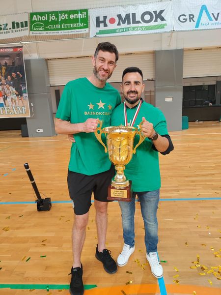 Davidmmf's tweet photo. 𝗕𝗔𝗝𝗡𝗢𝗞𝗖𝗦𝗔𝗣𝗔𝗧 💚🤍
Campeones de Liga 22-23 🇭🇺
Hajrá Hali !!!
#haladasvse https://t.co/lCf4LOyrdn
