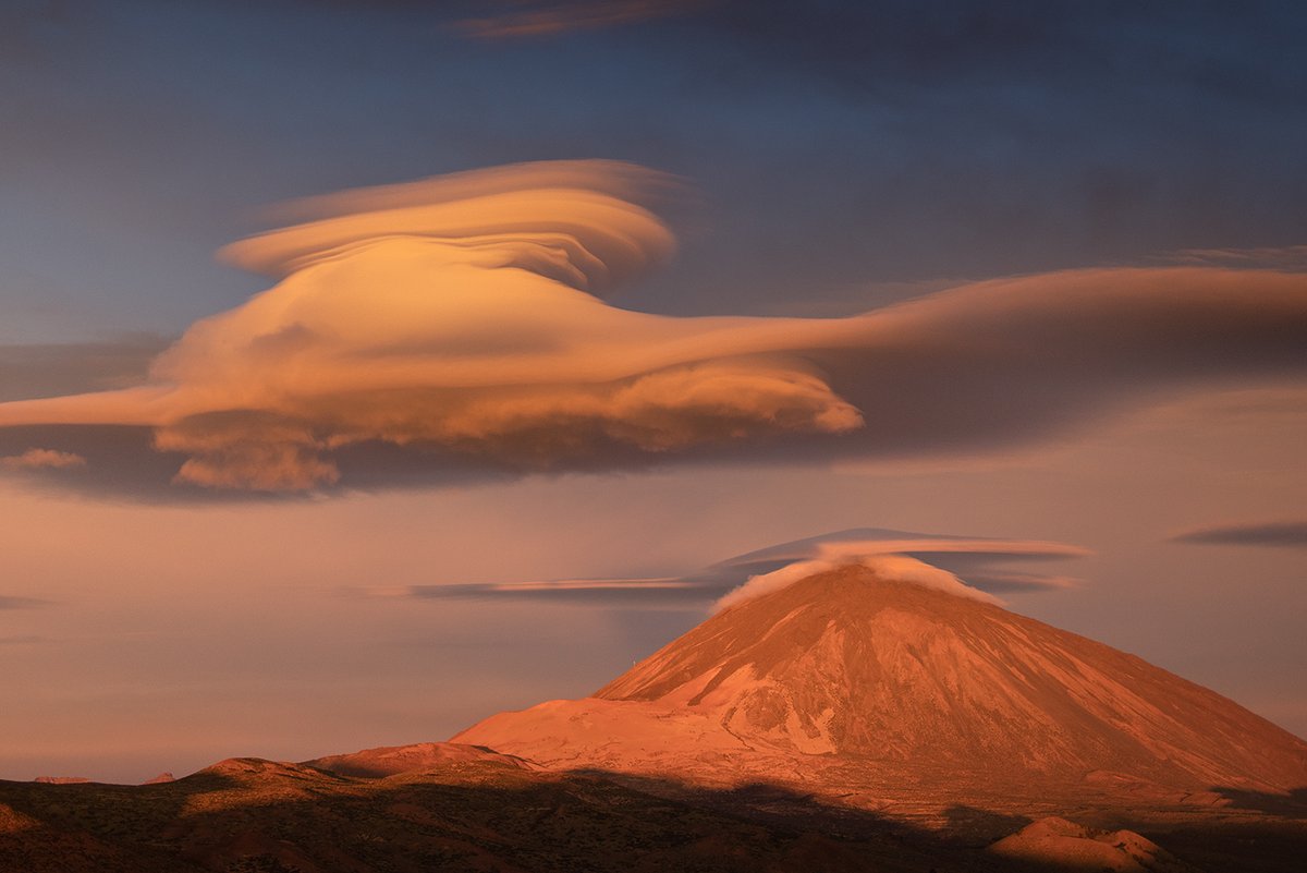 Imanolzuaznabar's tweet photo. Un resumen de tres fotos del espectáculo de nubes lenticulares que nos ha brindado hoy el amanecer en Tenerife. https://t.co/SoSryjWebn