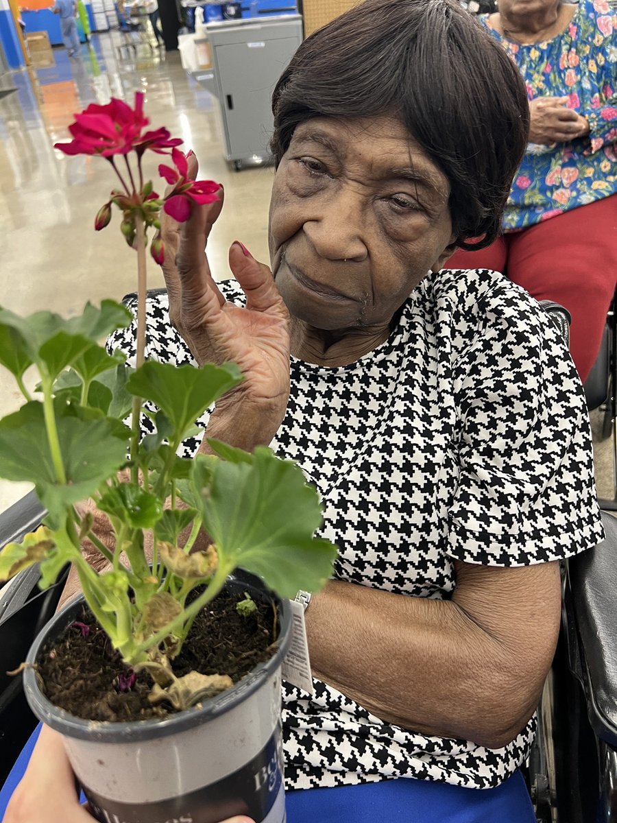 ClearvistaLake's tweet photo. The residents have picked out their favorite plants for our numerous courtyards around the campus. We can’t wait to plant them and watch them grow to make Clearvista look even more beautiful!
#campusincolor #TrilogyBFF #TrilogyLiving #MasterGardners https://t.co/4pvjU4Uo1n