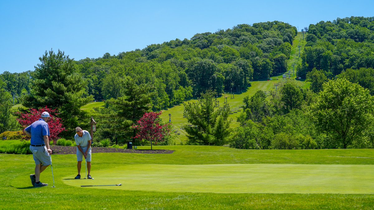 Music on the Mountain, weekly dining specials, and our gorgeous 18 hole golf course in full bloom 🍃 🌺 😌 . Stay & play just steps away from the course⛳ 🏌️‍♂️ Don't forget, Pass Holders save an additional 20% on lodging! ⬅️ bit.ly/3xc2BeI