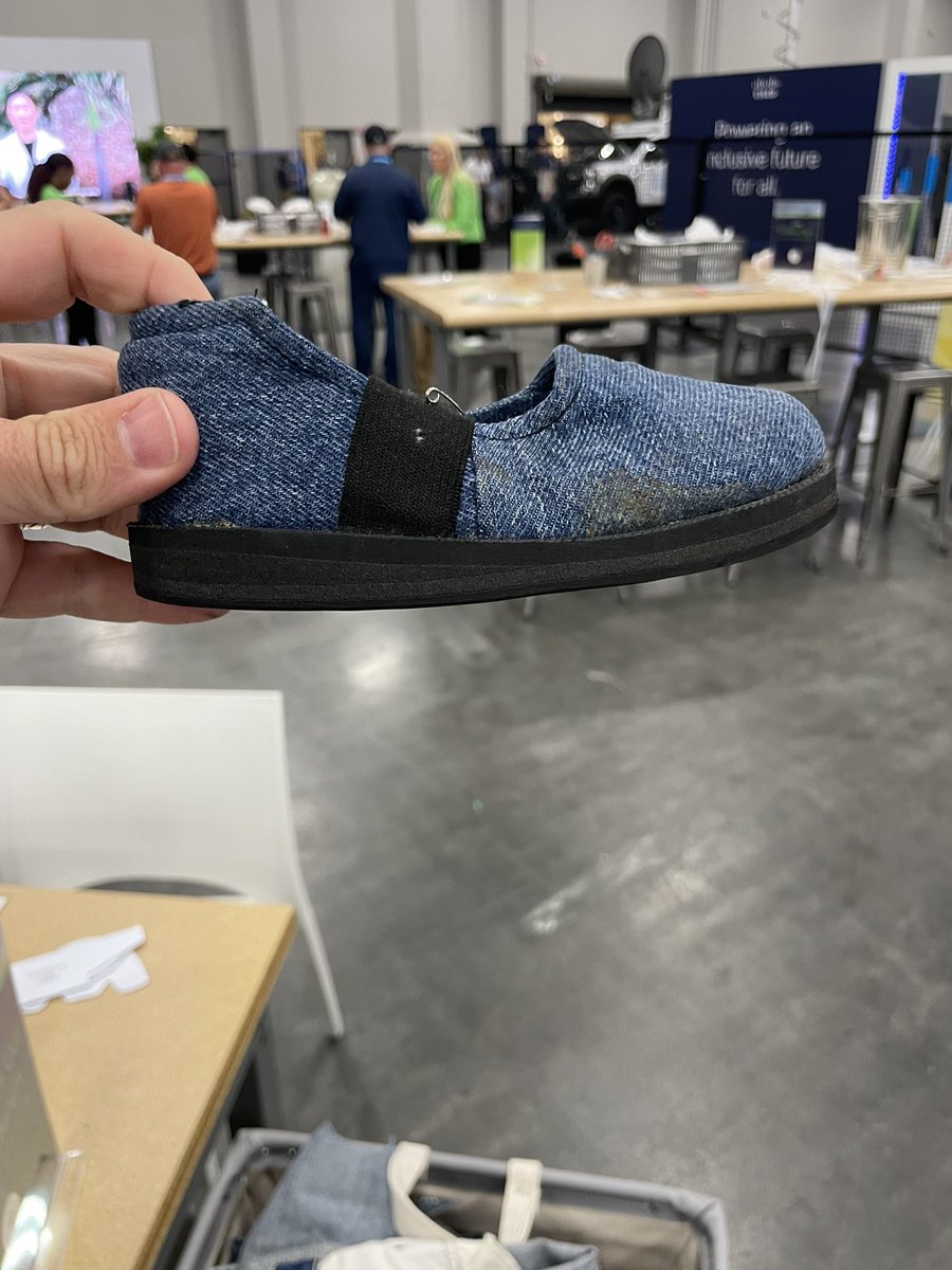 ahugheswireless's tweet photo. Just got to make some shoes out of denim what a cool project at #CiscoLive https://t.co/Fc8919MTM2
