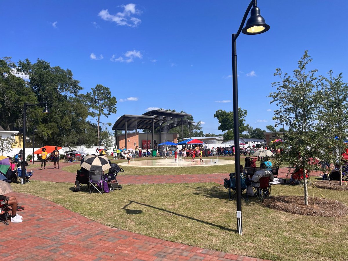 Clearwave_Fiber's tweet photo. The Amvets Post 607 Memorial Day festival was an excellent opportunity for the residents of Valdosta-Lowndes County to enjoy the newly built Unity Amphitheater downtown! We are honored to have supported this project for our community 💙
#ClearwaveCommunity #Amvets https://t.co/yOJJcUmPN3