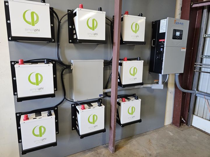 #MondayMood: #EnergyIndependence and #OffGridLiving with the help of our amazing collaborators, Lighthouse Electric and Solar LLC, @NAZSolarElec, and @SolArkSolar! 🙌🔋⚡  #batteries #energysolutions #briggsandstratton #ESS #solarsolutions #solarenergy #batterystorage