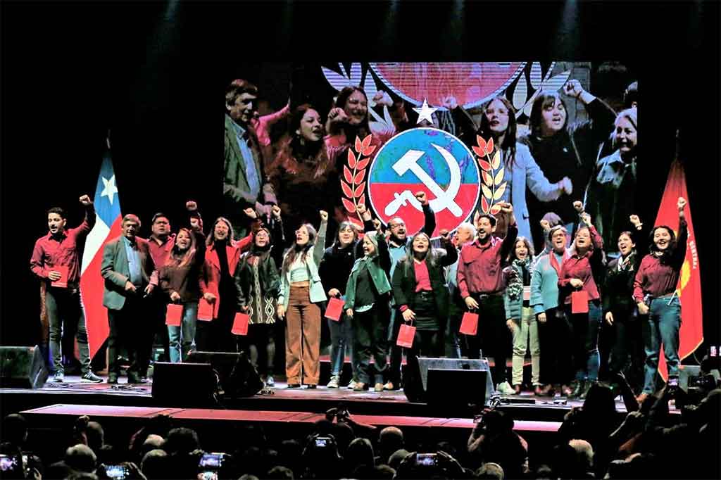 Partido Comunista de Chile 🇨🇱 rechaza bloqueo de EEUU contra Cuba 🇨🇺, durante el acto por el aniversario 111 de esa organización.

#MejorSinBloqueo 

cubavsbloqueo.cu/es/node/1287