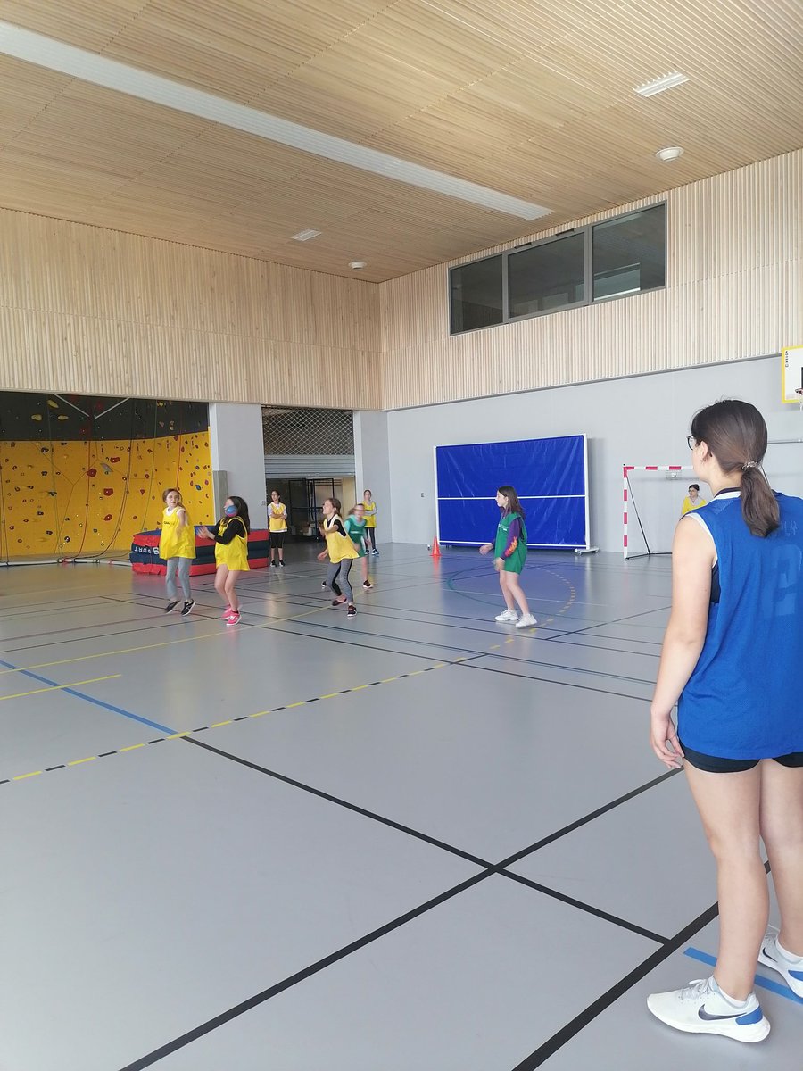 Liaison handball école-collège à Pontfaverger. 
2 classes de CM et 2 classes de 6e ont constitué des équipes mixtes écoliers-collégiens. 🥅
Bravo aux joueurs ! 👏
Merci au comité Marne ffhandball et aux professeurs 1er et 2nd degrés !
#comitemarneffhandball
#Pontfaverger