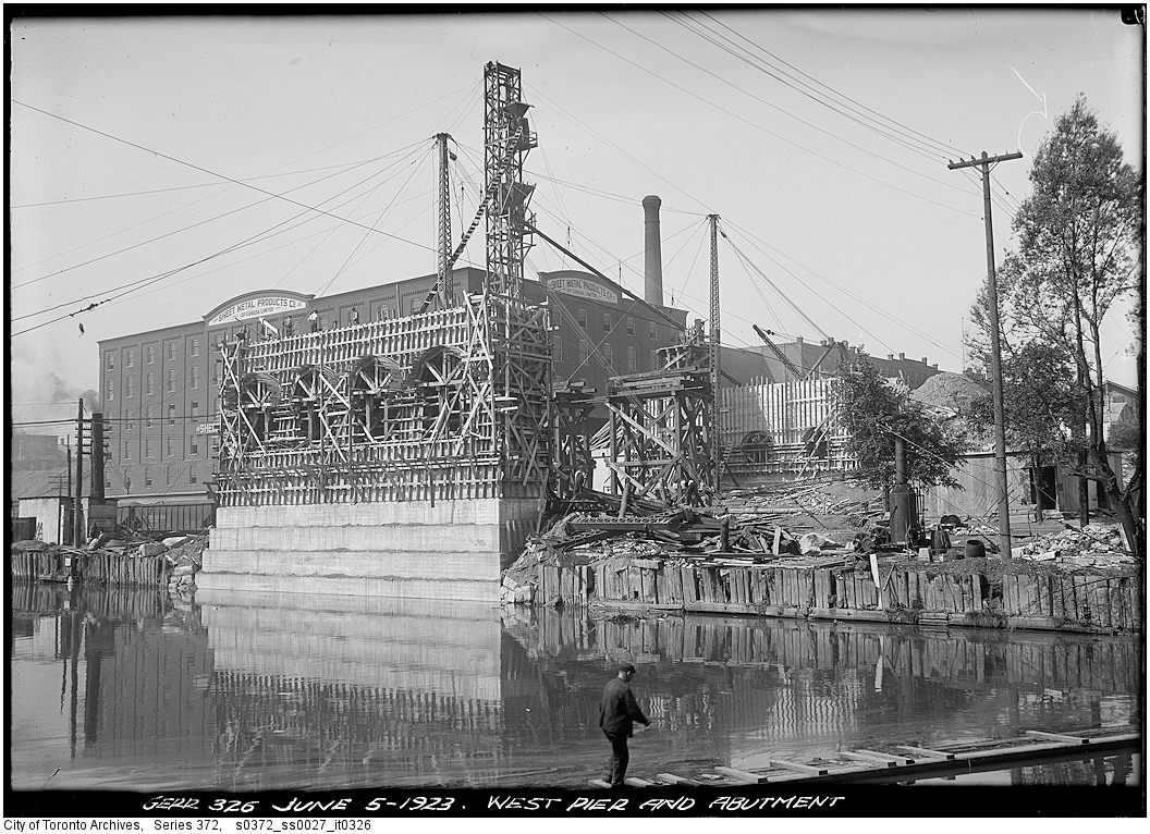 #OnThisDay is 1923 work was progressing on the west pier and abutment of the #GerardStBridge over the Don River. ow.ly/UT2150NBvgl #OTD #TorontoHistory #TorontoArchives