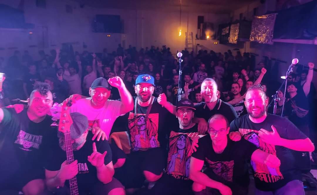 TrapalladaEoe's tweet photo. ☑️ CORERA 👏

🚐 Moi contentos polas amizades que fixemos no #CoreraRock e polo agarimo co que nos tratou a súa xente, en especial Hitxo!

🥁 Un gusto compartir escenario coa familia de @skontrapunkfolk, #azkensustraiak, #kontrolmental e #bigheaddown!

🤝 Moi pronto novidades! https://t.co/8VQDmafw85