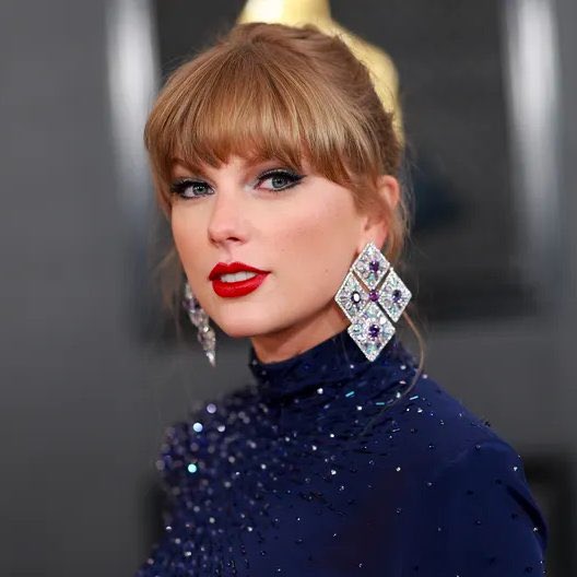poptime's tweet photo. 🚨 URGENTE: Taylor Swift e Matty Healy estão oficialmente SEPARADOS, afirma o TMZ. https://t.co/wz0t4Jz3Lv