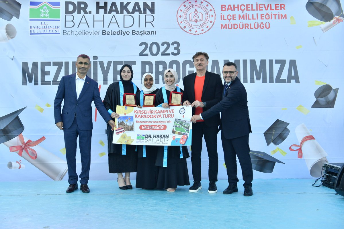 DrHakanBahadir's tweet photo. Ahmet Şişmaz Kız Anadolu İmam Hatip Lisesindeki gençlerimizin mezuniyet heyecanını paylaştık.😊 

Başarılarınız daim, yolunuz hep açık olsun. Sizleri seviyoruz 🖐 https://t.co/S728CFBV0U