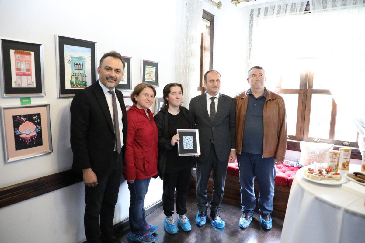 Fen Lisesi öğrencilerimizin Gülezler Konağında düzenlediği resim sergisine katılım sağladık.  Öğrenci kardeşlerimizi güzel eserlerinden dolayı kutluyor başarılarının devam diliyorum.