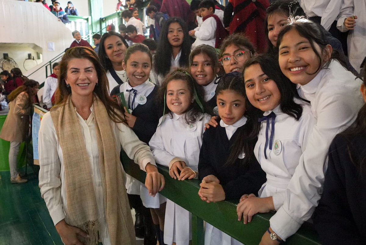 PrensaBettina's tweet photo. En el día Mundial del Medio Ambiente, la intendenta, Bettina Romero, tomó promesa de cuidado ambiental a más de 500 alumnos de quinto grado de diferentes escuelas de la ciudad. En el complejo Nicolás Vítale del barrio El Tribuno de la zona sur. https://t.co/KMg1OzFlDP
