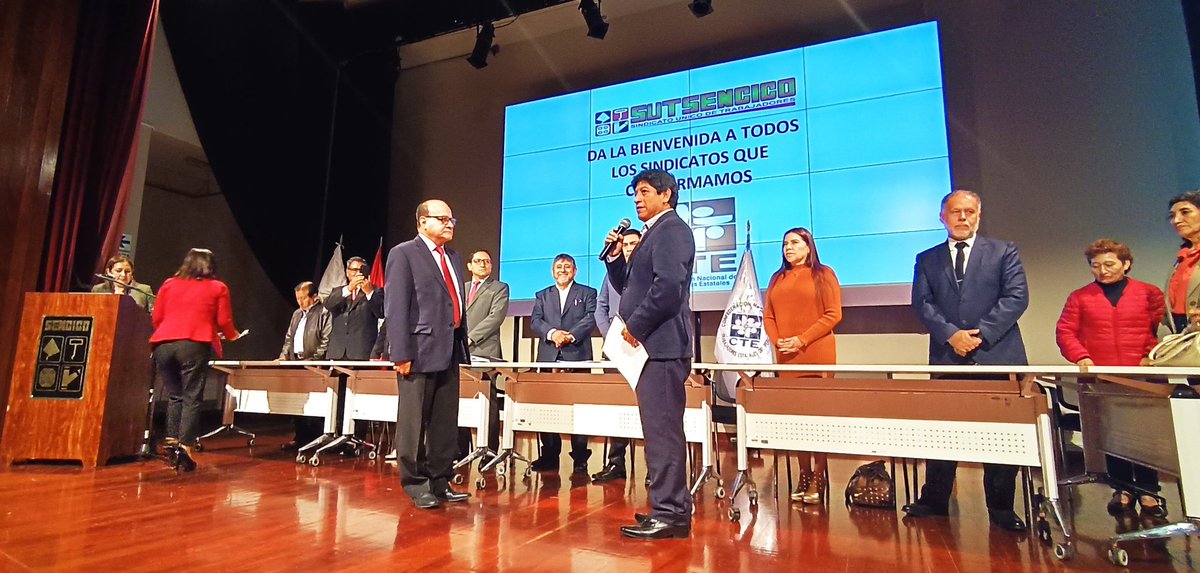 InfoSindicatos's tweet photo. Se realizó la juramentación del Concejo Ejecutivo Nacional de la CTE-Perú, liderado por Domingo Cabrera quien se comprometió ante el Defensor del Pueblo @Defensoria_Peru, Dr. Josué Gutiérrez, a hacer respetar los #DerechosHumanos de los trabajadores estatales del Perú. @OITAndina https://t.co/NmSoBTHC79