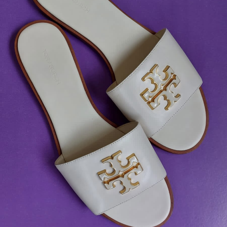 Slip into summer with a touch of elegance with these #ToryBurch slides ❤️