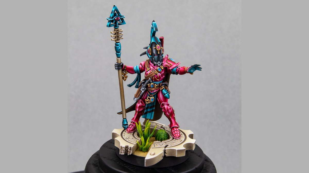 Pulling off a colourful Non-Metallic Metal (NMM) technique can be quite the challenge, but @hendarion seems to master it effortlessly with this stunning blue-pink fusion, which adorns an Aeldari Corsair!

#RedgrassGames #NMM #ModelPainting #Aeldari #Warhammer40k