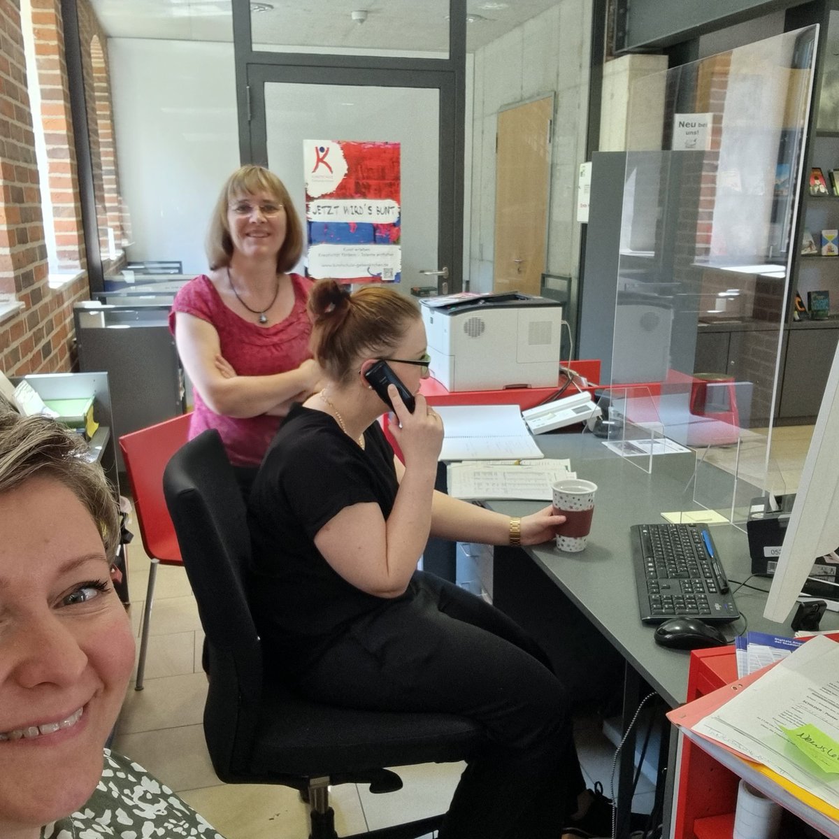 stabi_ge's tweet photo. Unser Werk neben dem normalen Arbeits-Alltags-Wahnsinn: wir haben versucht im Publikumsgeschäft eine Besprechung abzuhalten. (Telefon, Gerät a geht kaputt,  Gerät b auch,  PC braucht ewig... Na, ihr kennt es ja).
Immerhin kam am Ende ein Schildentwurf heraus! 😆
#10JahreVorburg https://t.co/BOIEgbwoeZ