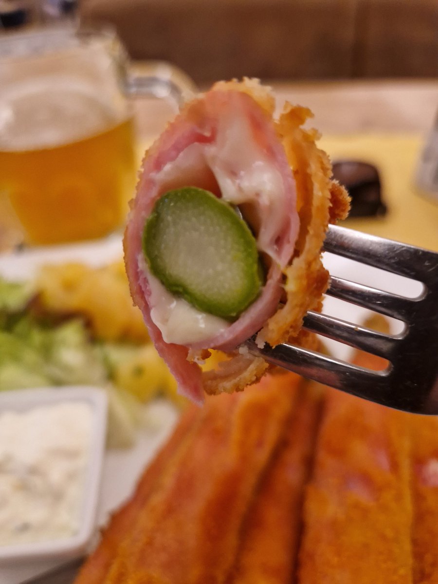 LaufhausKoenig's tweet photo. ..mal was neues um die #Politik zu verdauen: #Spargel #Cordonbleu mit #Sauce #Trara & davor a #klasse klassische #Spargelcremesuppe beim #Wirt 🥦🍖🥒
#food #austria #vienna #instafood #foodie #foodblogger #yummy #instagood #delicious #foodlover #wien #foodphotography #foodgasm https://t.co/04ZNr17YEL