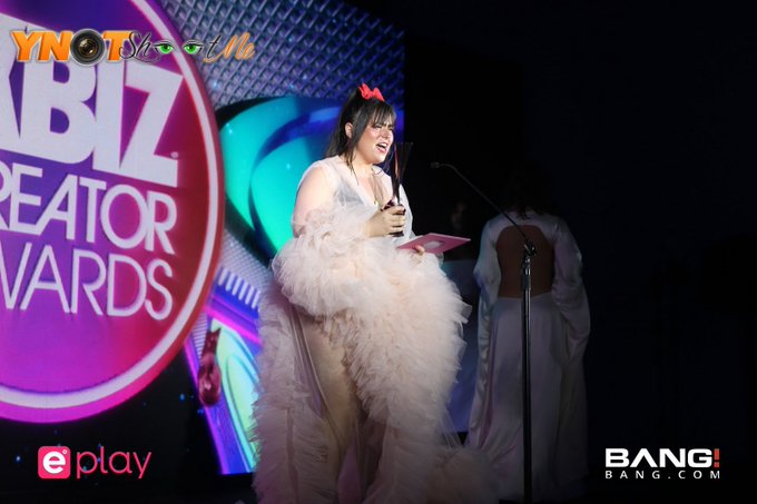 2 pic. A whirlwind of emotions at the @XBIZ Creator Awards 🥹

XBIZ Miami was my first industry event