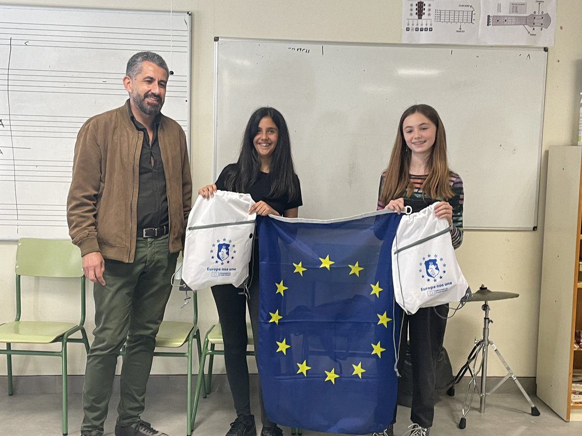 Ada y Hannah ganadoras del concurso :”Tarjetas Postales por Europa” celebrado en el <a href="/IESALFONSOVIII/">IES ALFONSO VIII</a> durante la Semana Europea. Felicidades a las dos y a todos los participantes. Una primera edición que se lo ha puesto difícil al jurado. ¡Menudo nivel! #Erasmusplus <a href="/sepiegob/">SEPIE</a>