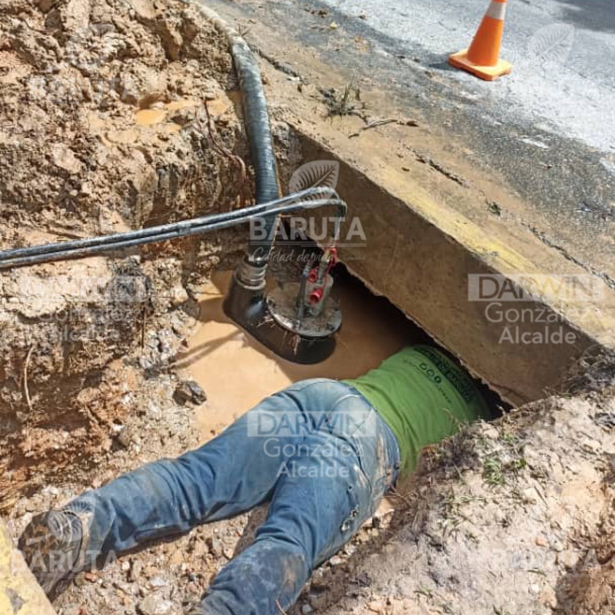 El equipo de aguas blancas inició la exploración en el bote que nos reportaron en la Av. Circunvalación del Sol, frente a la Res. Marlene en #SantaPaula. ⬇️