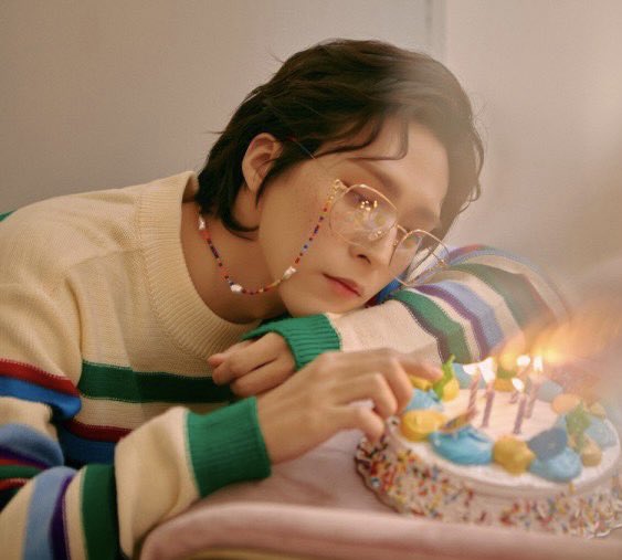 생일 축하해 생일 축하해
태어나 너를 만날 수 있어 좋았어 
이렇게 커다란 행복이 있단 걸
알게 해줘서 고마워
happy birthday to me (to you Dongni!)

#동운이의_날씨는_맑음 
#우리날씨맑은_유월의_동운이날 
#HappyDongWoonDay 
#해피동운데이

#하이라이트 #HIGHLIGHT #손동운 #Dongwoon