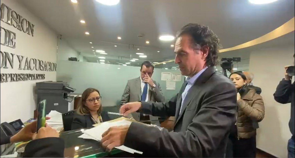 Fico Gutiérrez denuncia a Petro ante Comisión de Acusaciones por presunta "financiación ilegal” en la campaña
bit.ly/3P1Chjj.