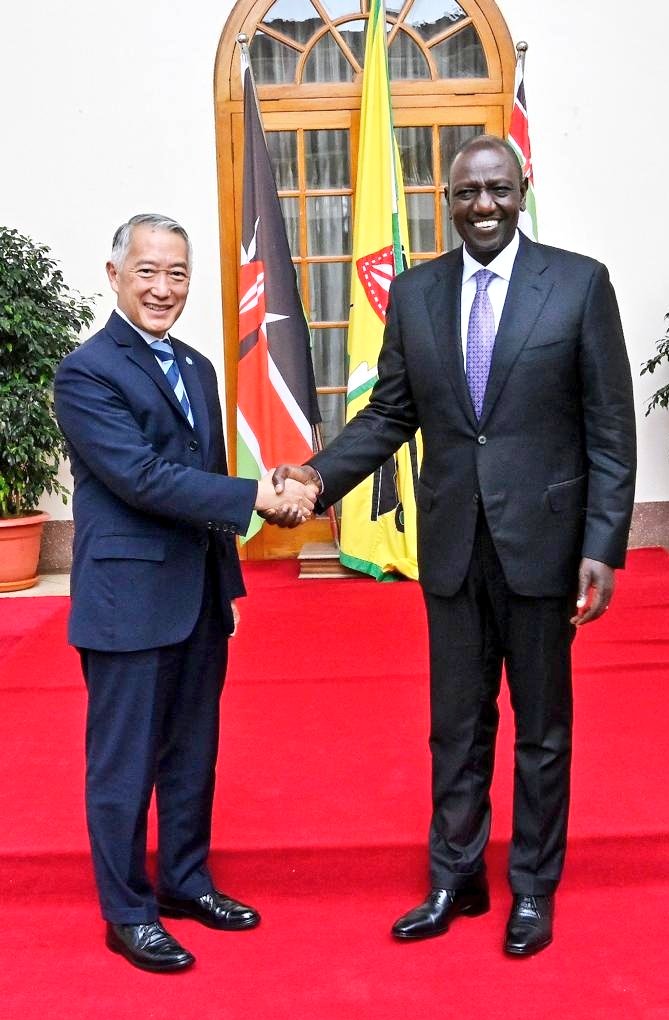 Nakhumicha_S's tweet photo. Joined H.E President @WilliamsRuto in welcoming back to Kenya the Director General of the International Vaccine Institute (IVI) Jerome H. Kim @drjeromekim1.
During the meeting, President Ruto said:
"We are strategically supporting and providing incentives to strengthen the local manufacture of pharmaceuticals for effective, safe and affordable supply of medicines." @StateHouseKenya @MOH_Kenya @KEMRI_Kenya