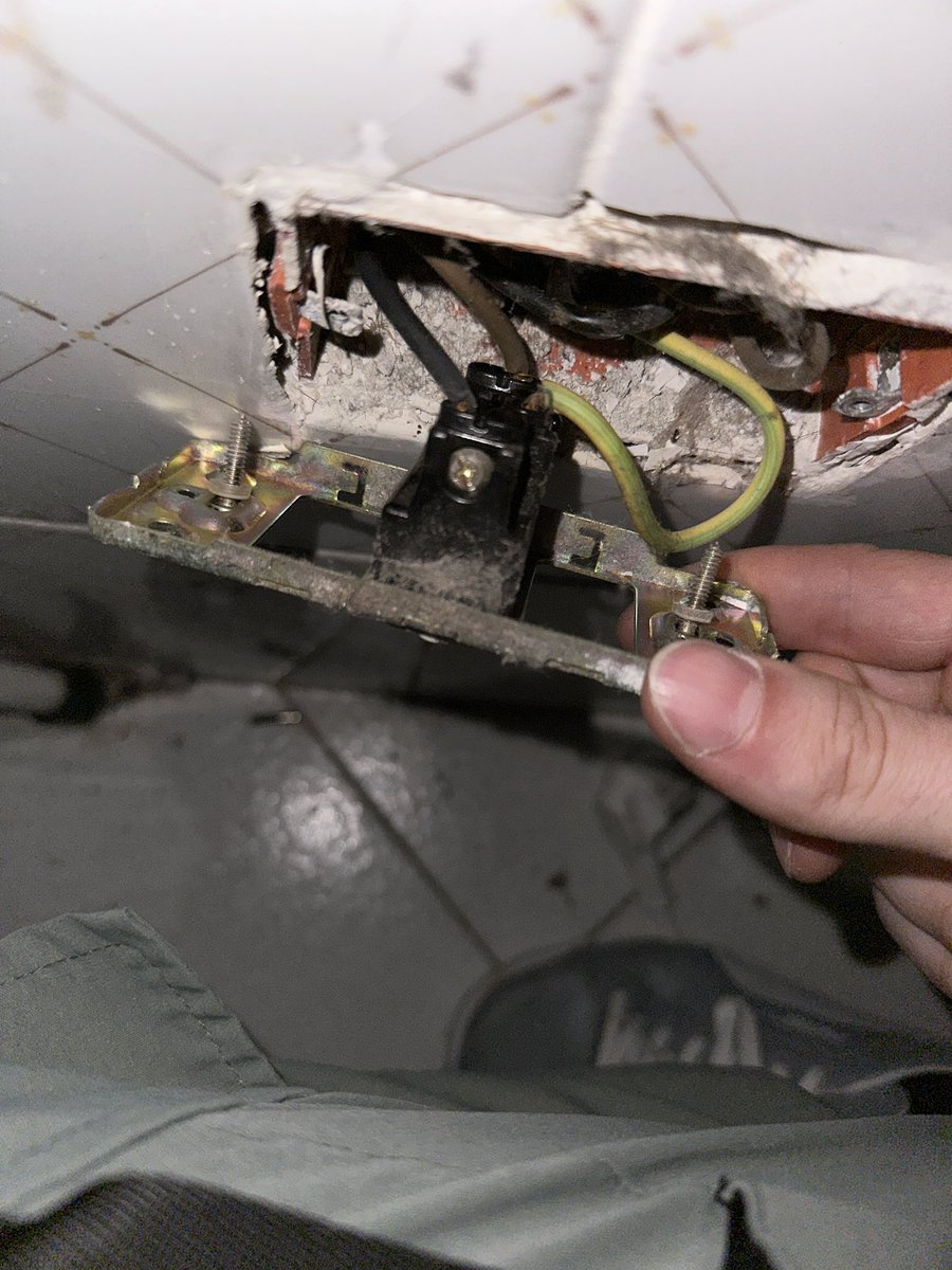 Help: questa presa si è sciolta ed è vecchia credo non si trovi più, come posso risolvere secondo voi?