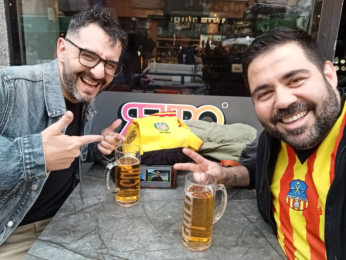 peusdeporcat's tweet photo. @uesantandreu dos andreuencs a Estocolm animant a ple pulmó!! SOM-HI Sant Andreu!!!! Som de segona RFEF!!!! https://t.co/N7n7NLfUiA