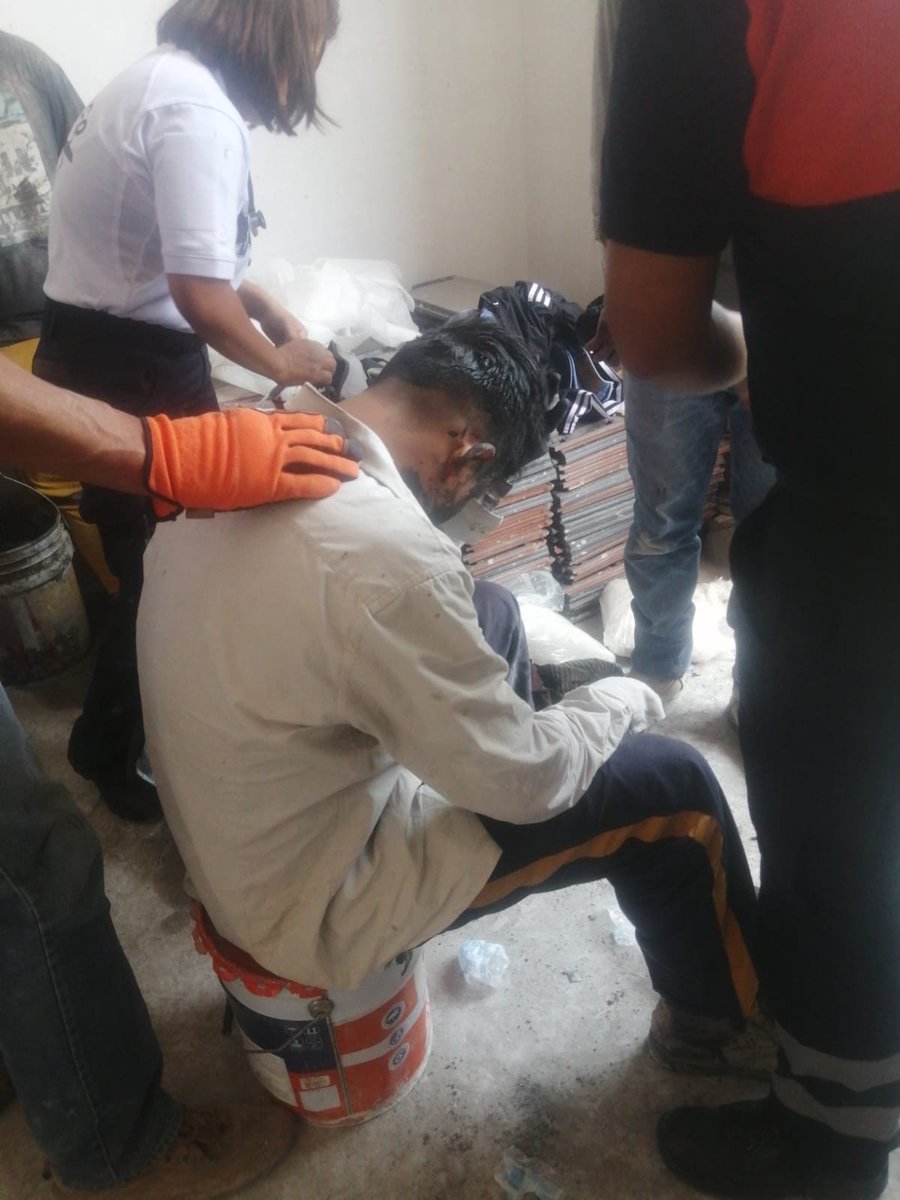 GalileoMx_'s tweet photo. #SeSalvaron🔴|Dos hombres resultaron intoxicados y con algunos golpes tras caer a una cisterna de aproximadamente seis metros en la que se encontraban realizando trabajos de pintura en el fraccionamiento La Vista en San Andrés #Cholula.
Paramédicos de @Tumbruno brindaron apoyo🚑 https://t.co/QG9vgzc1uu