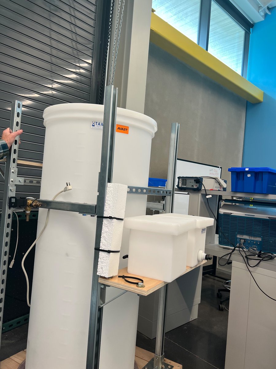 Mi proyecto: Se ve muy simple, pero luego sabrán más de lo que trata. 
Cuando esté todo montado, lo usarán más científicos e ingenieros para ver cómo se mueve el agua por el subsuelo dependiendo la temperatura. 
¡Venimos para innovar!